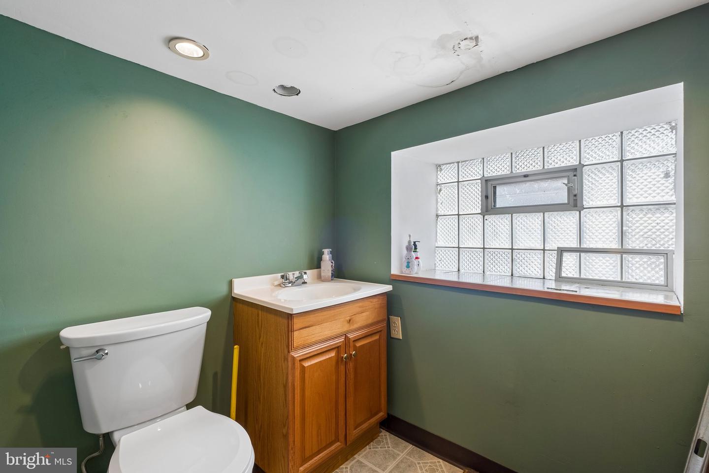 2559 E Ann St Property Photo 33