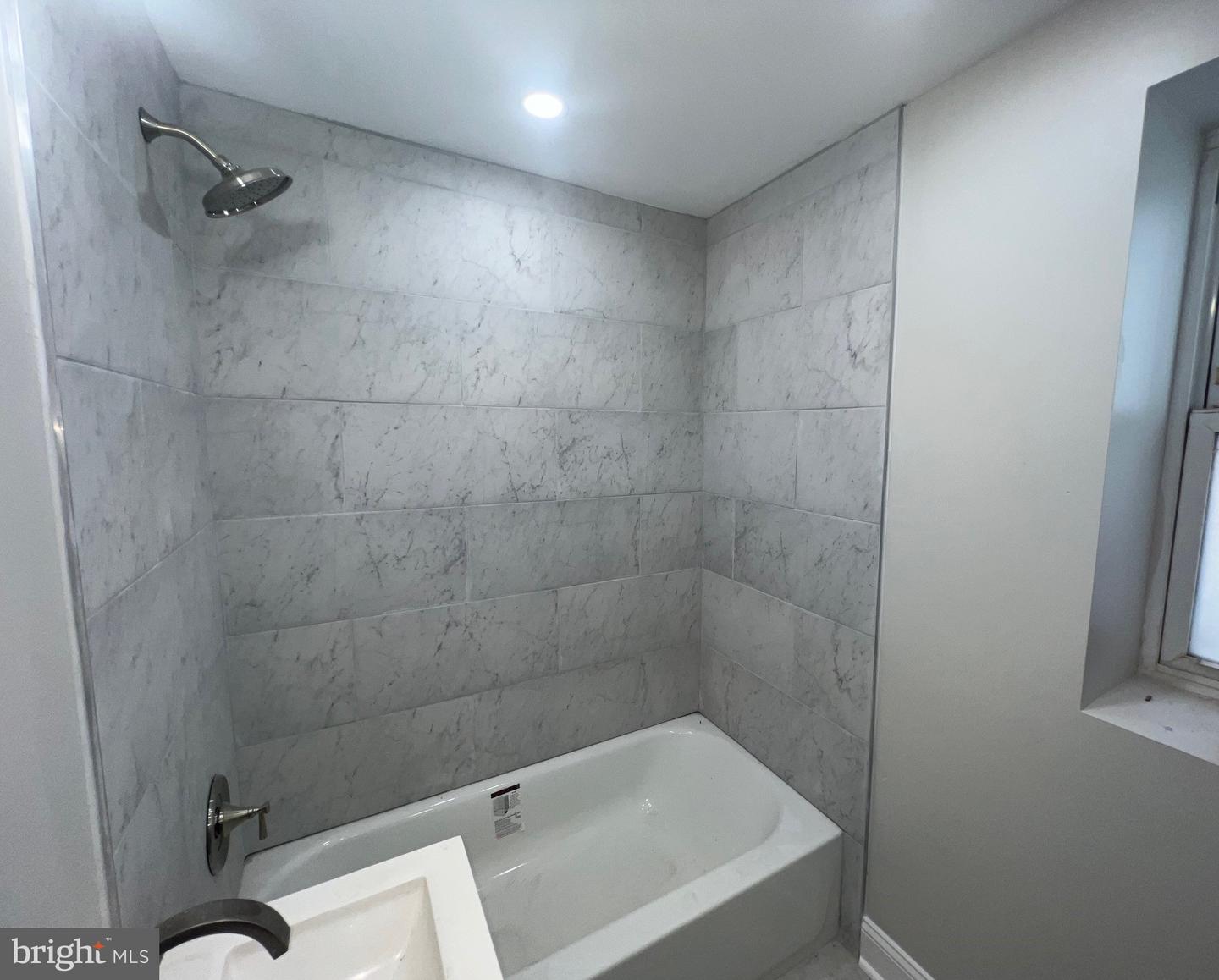 223 E Cambria St Property Photo 6