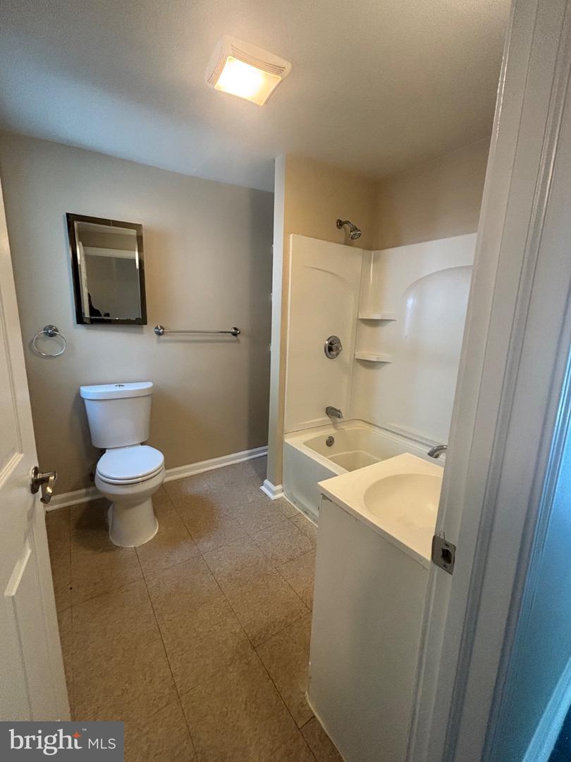 2221 Fairhill St Property Photo 5