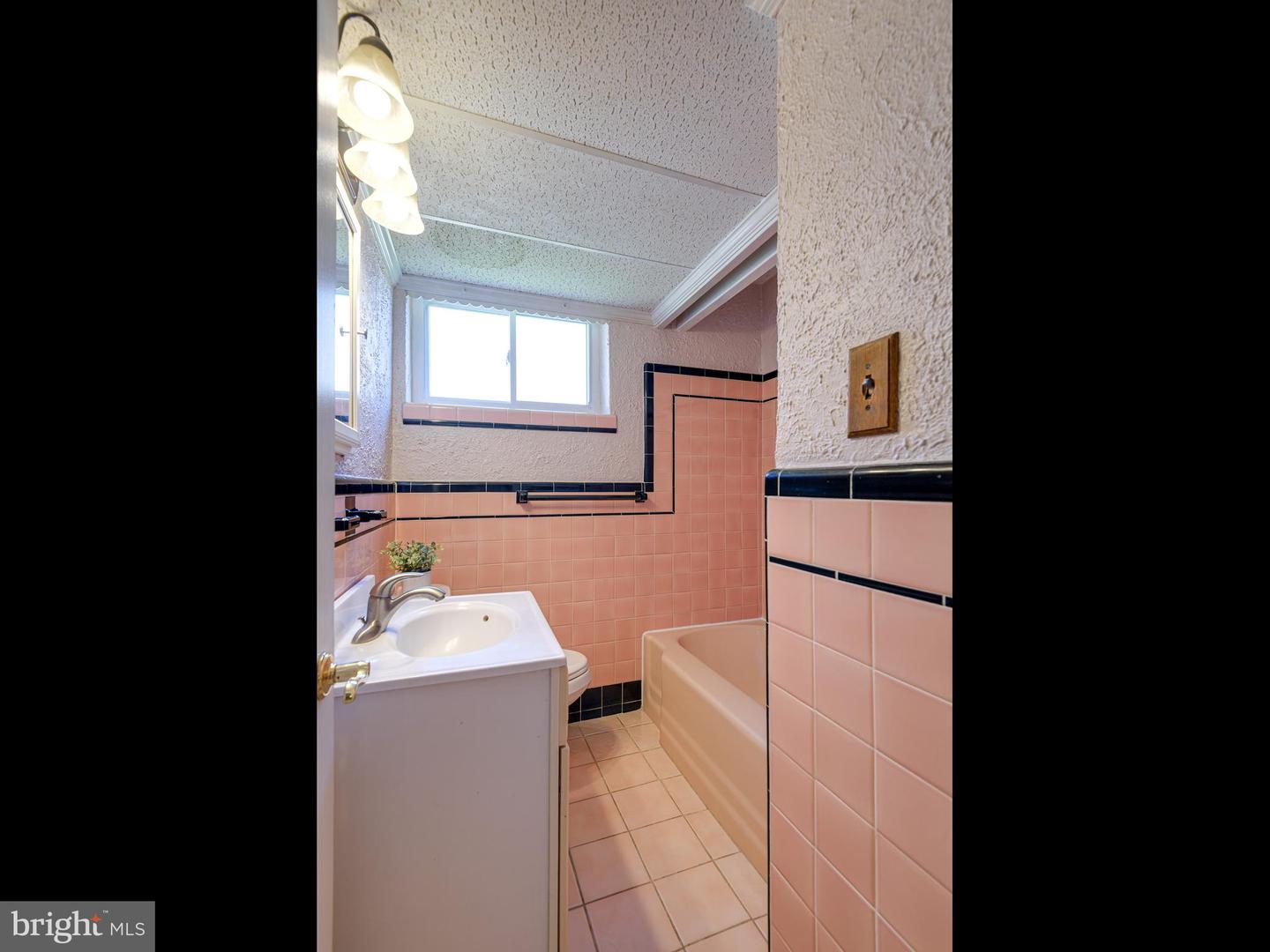 9818 Woodfern Rd Property Photo 14