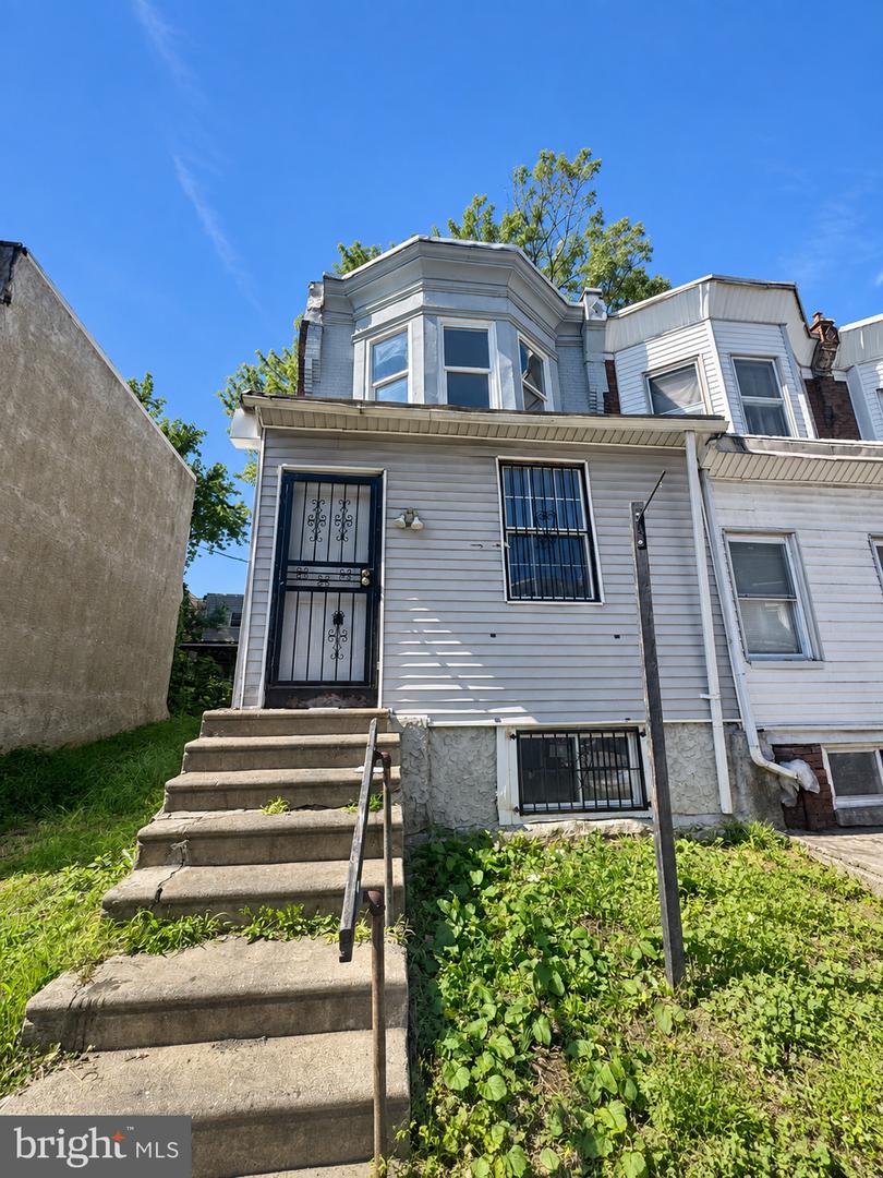 1946 S SALFORD ST Property Photo 1