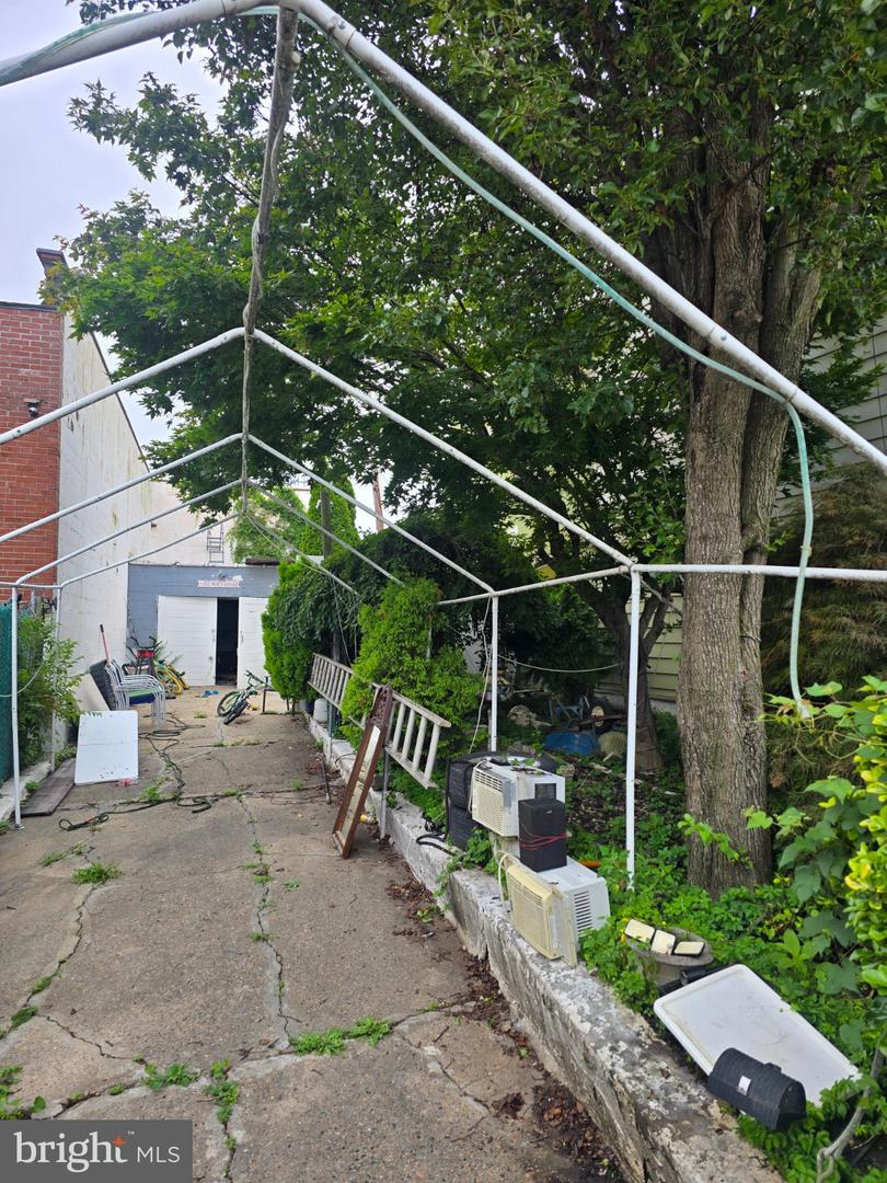 6113 N Lambert St Property Photo 3