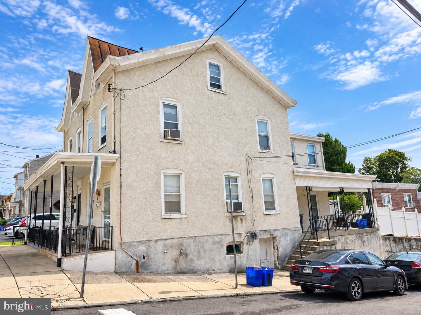 325 Delmar St Property Photo 2