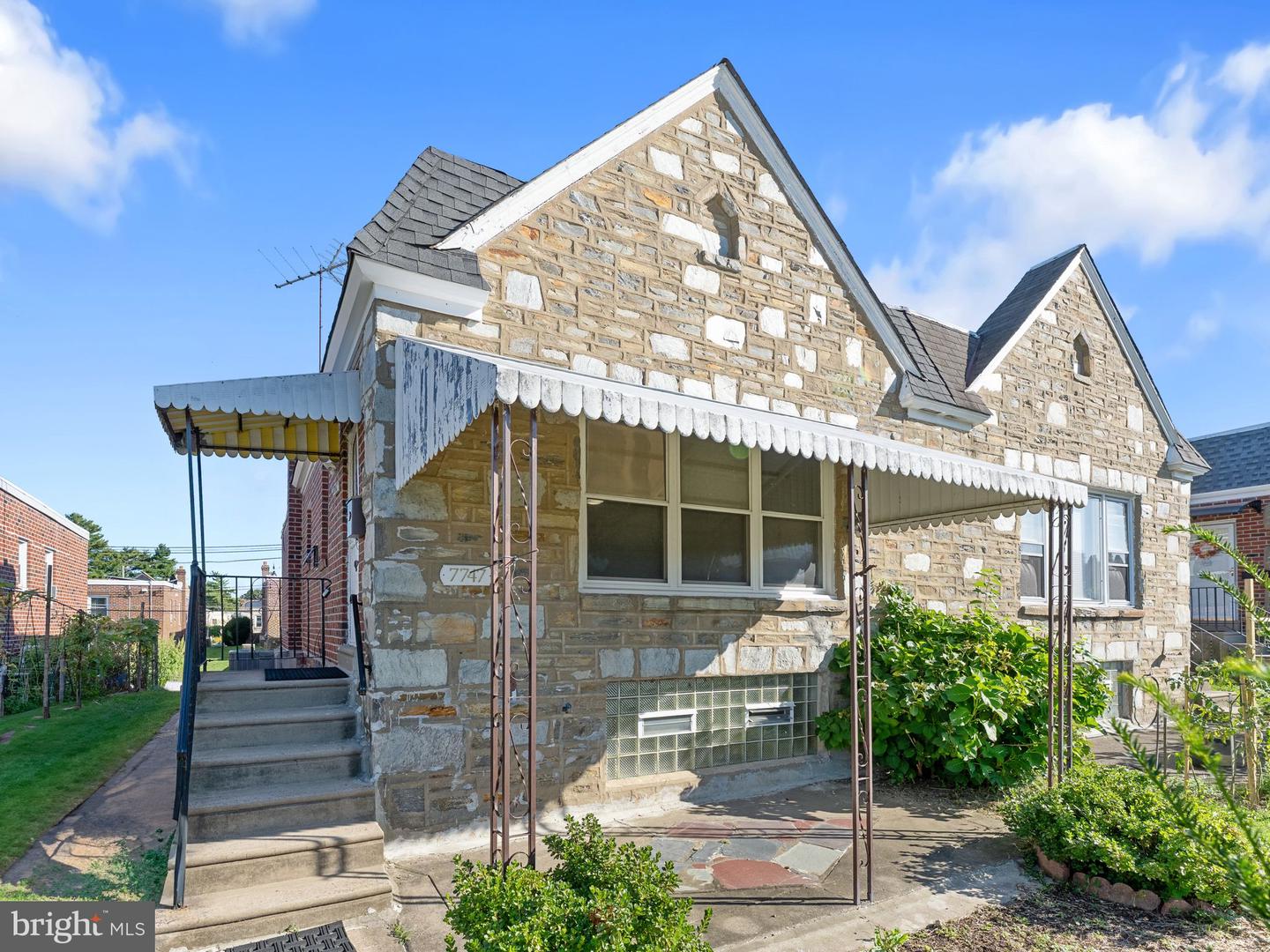 7747 Richard St Property Photo 3