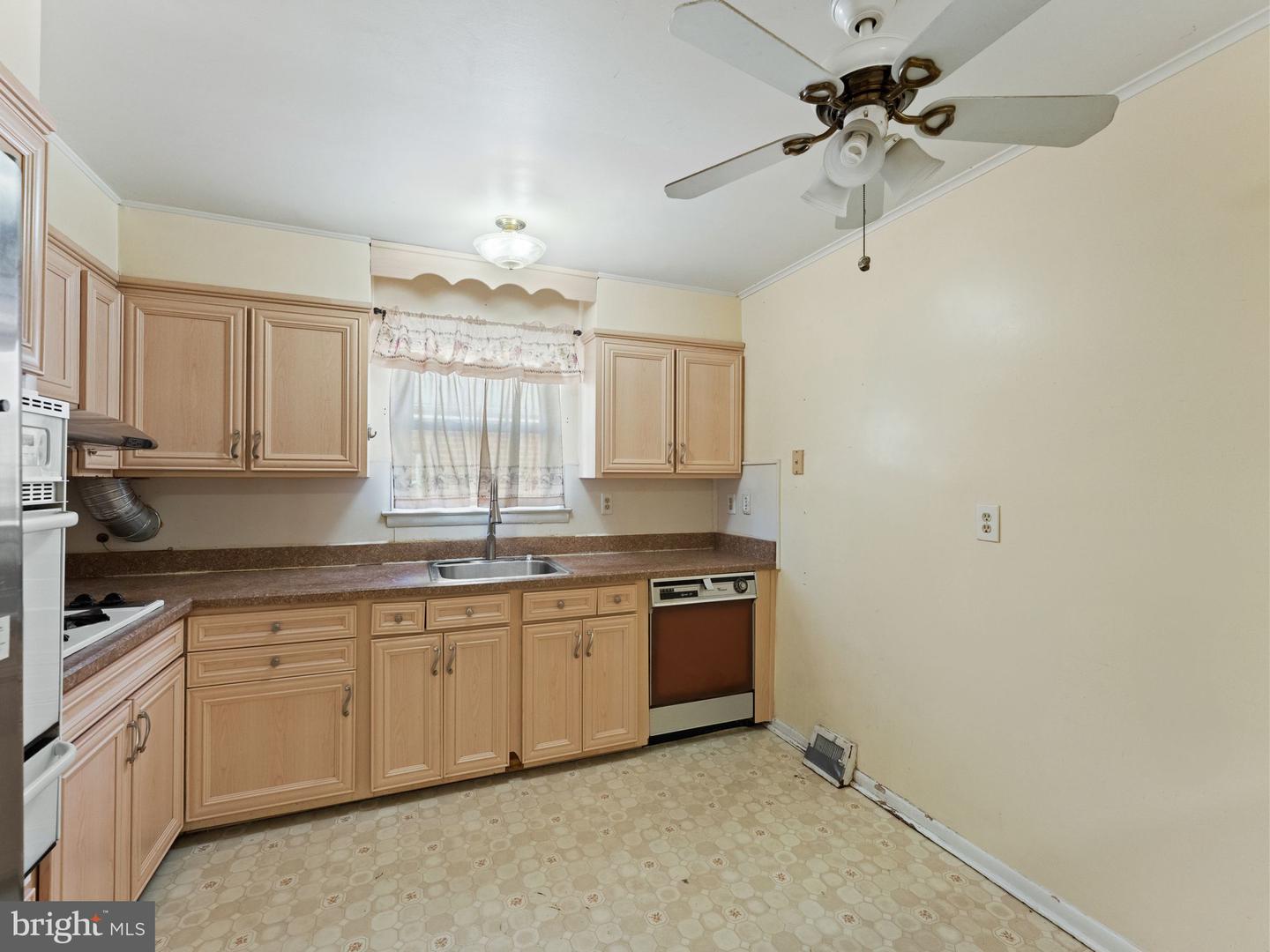 7747 Richard St Property Photo 8