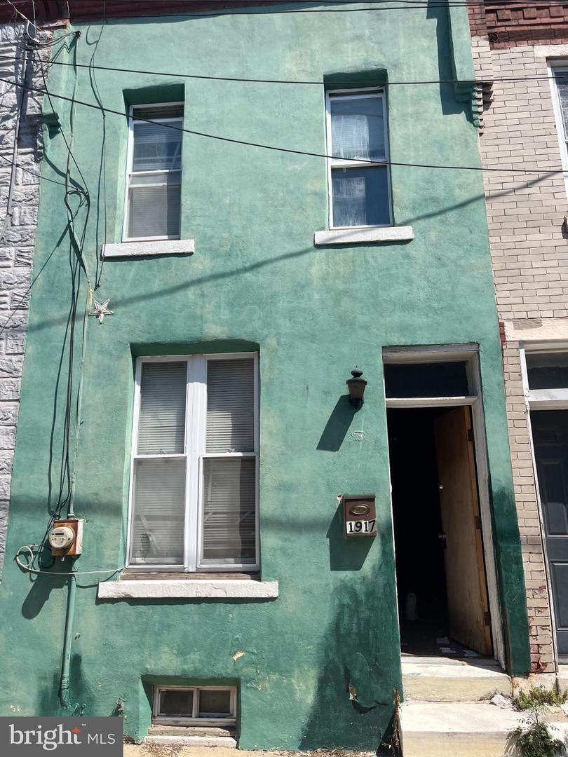 1917 W Wilt St Property Photo 1