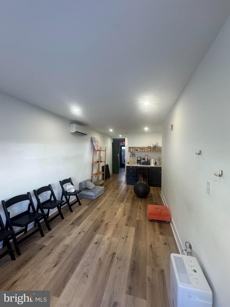 3704 Midvale Ave Property Photo 5