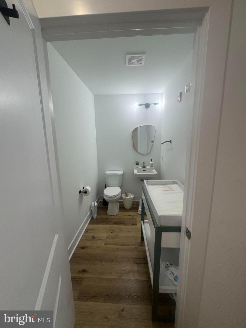 3704 Midvale Ave Property Photo 9