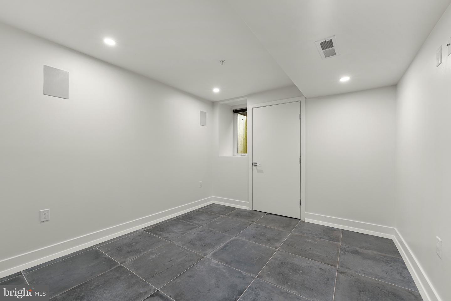 2308 E Dakota St Property Photo 25