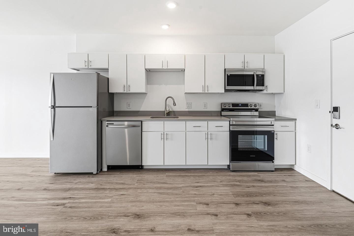 915-17 N BROAD ST #512 Property Photo 1