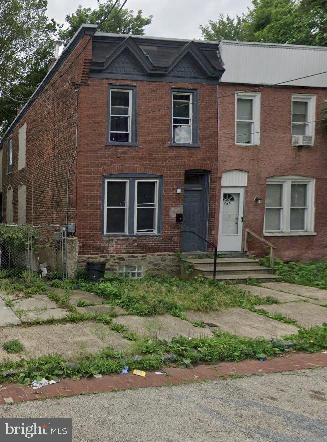 748 E Gray St Property Photo 1