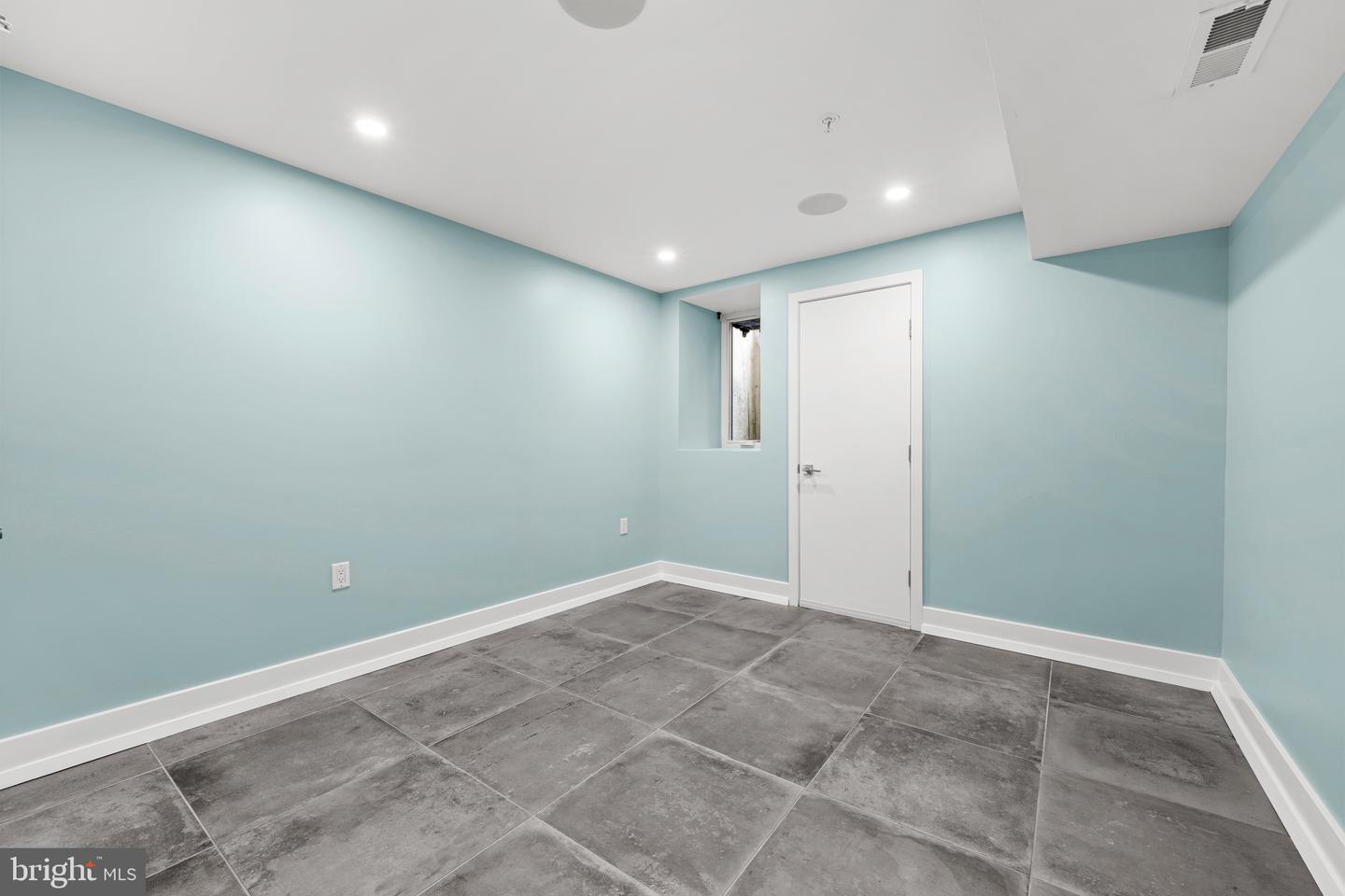 2300 E Dakota St Property Photo 22