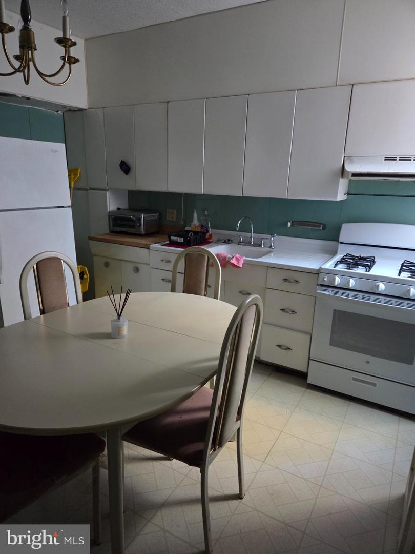 1724 Roselyn St Property Photo 8