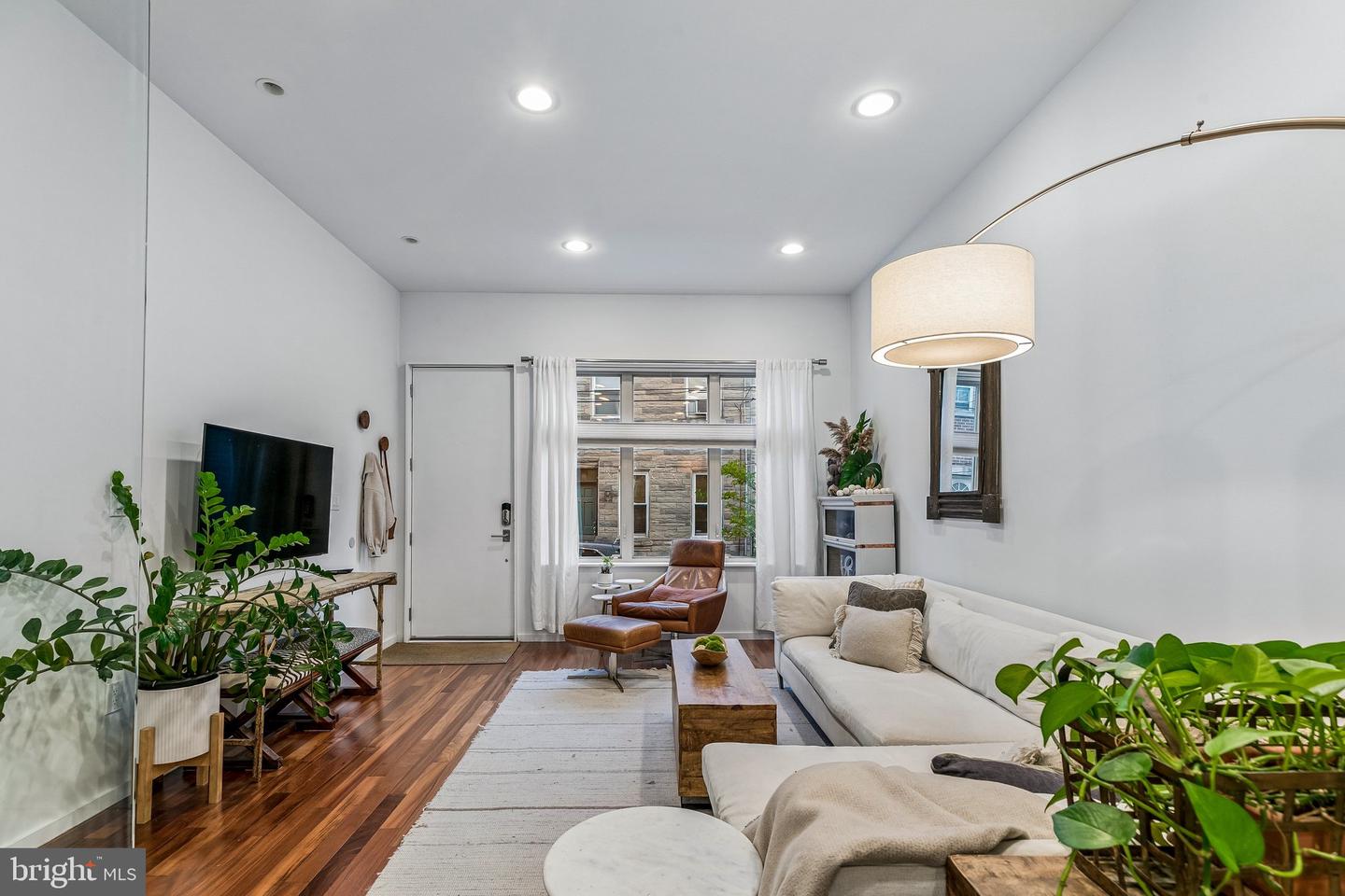 2053 Pemberton St Property Photo 2