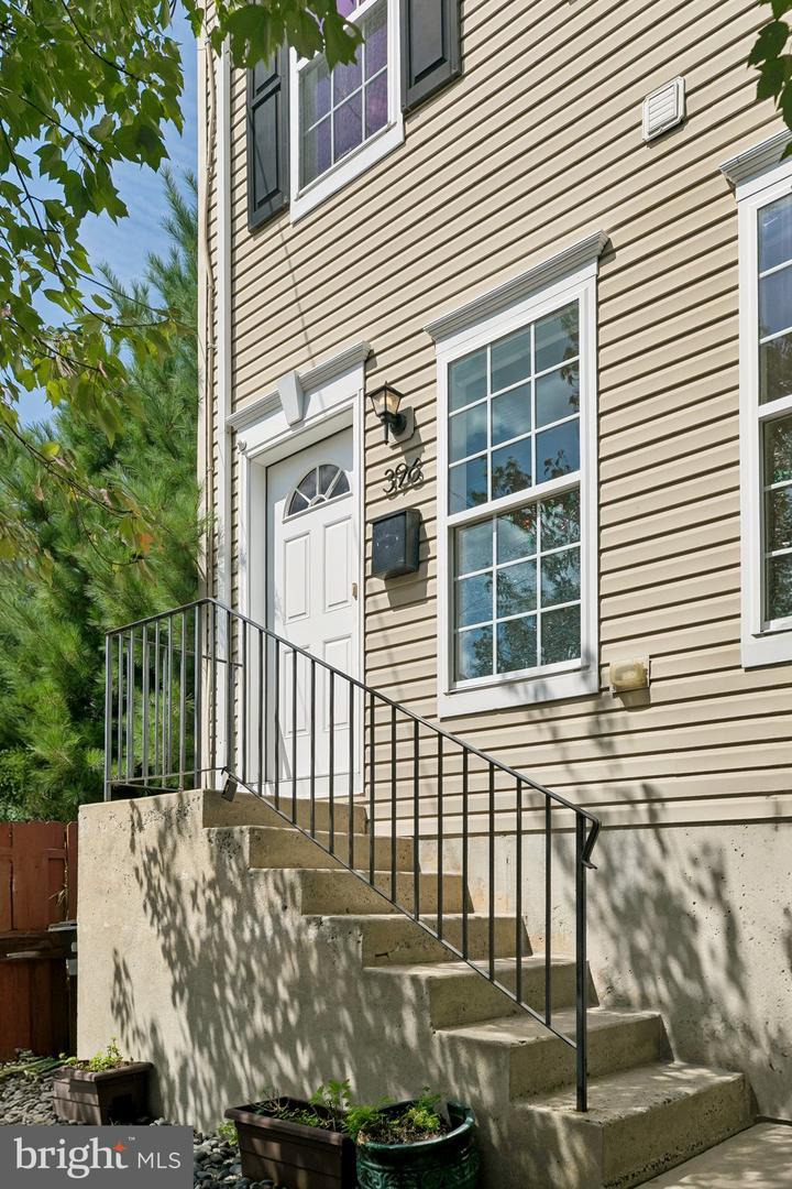 396 Delmar St Property Photo 2