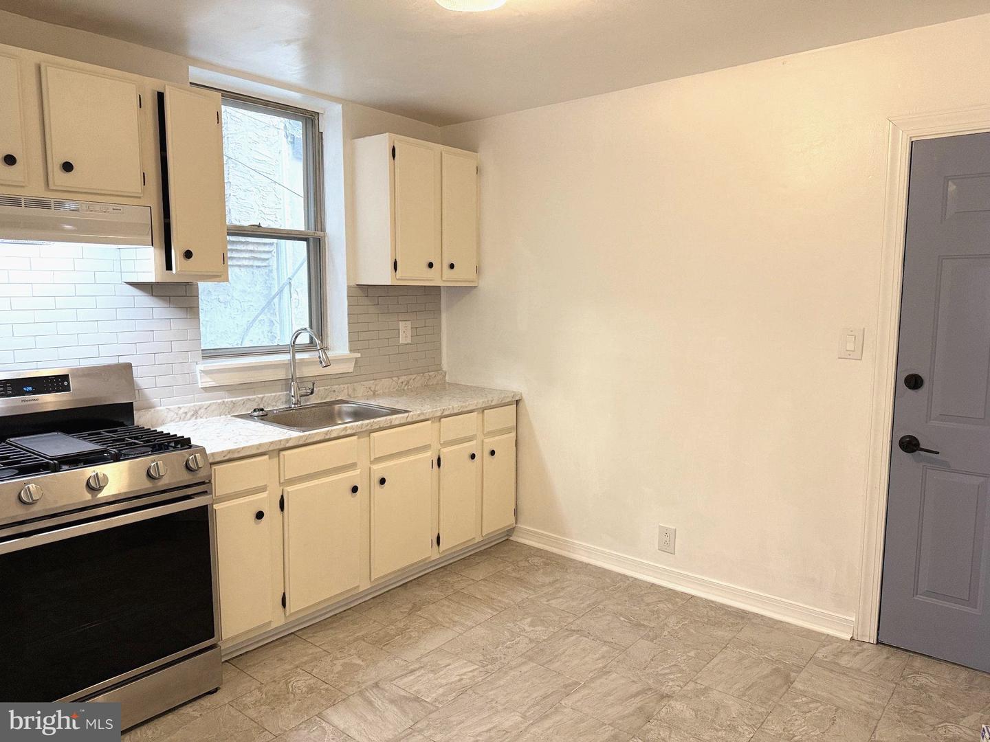 11 N Hirst St Property Photo 4