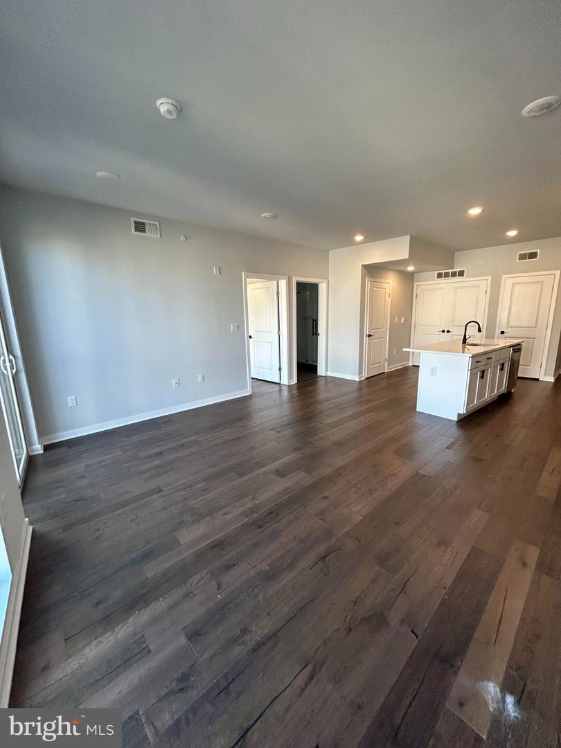 5542-44 Ridge Ave #301 Property Photo 3