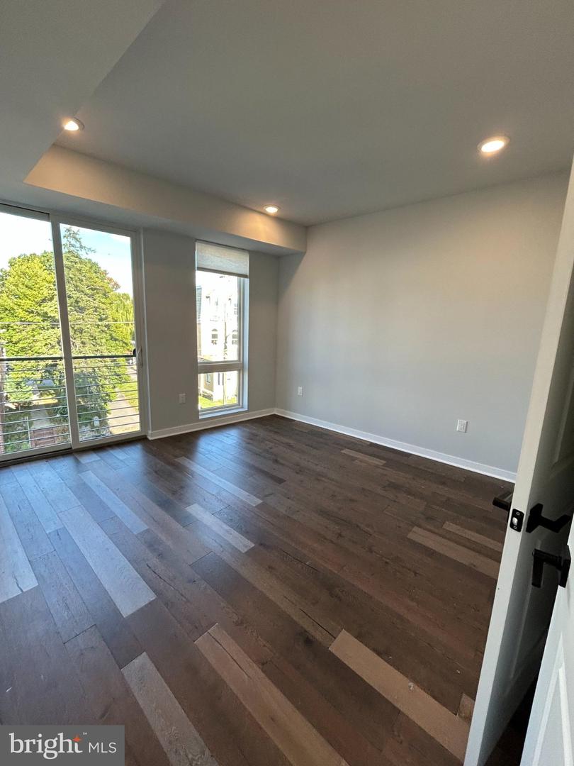 5542-44 Ridge Ave #301 Property Photo 6