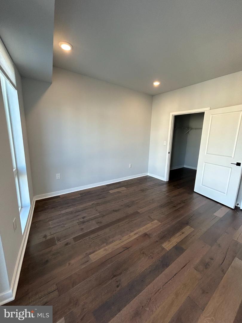 5542-44 Ridge Ave #301 Property Photo 7