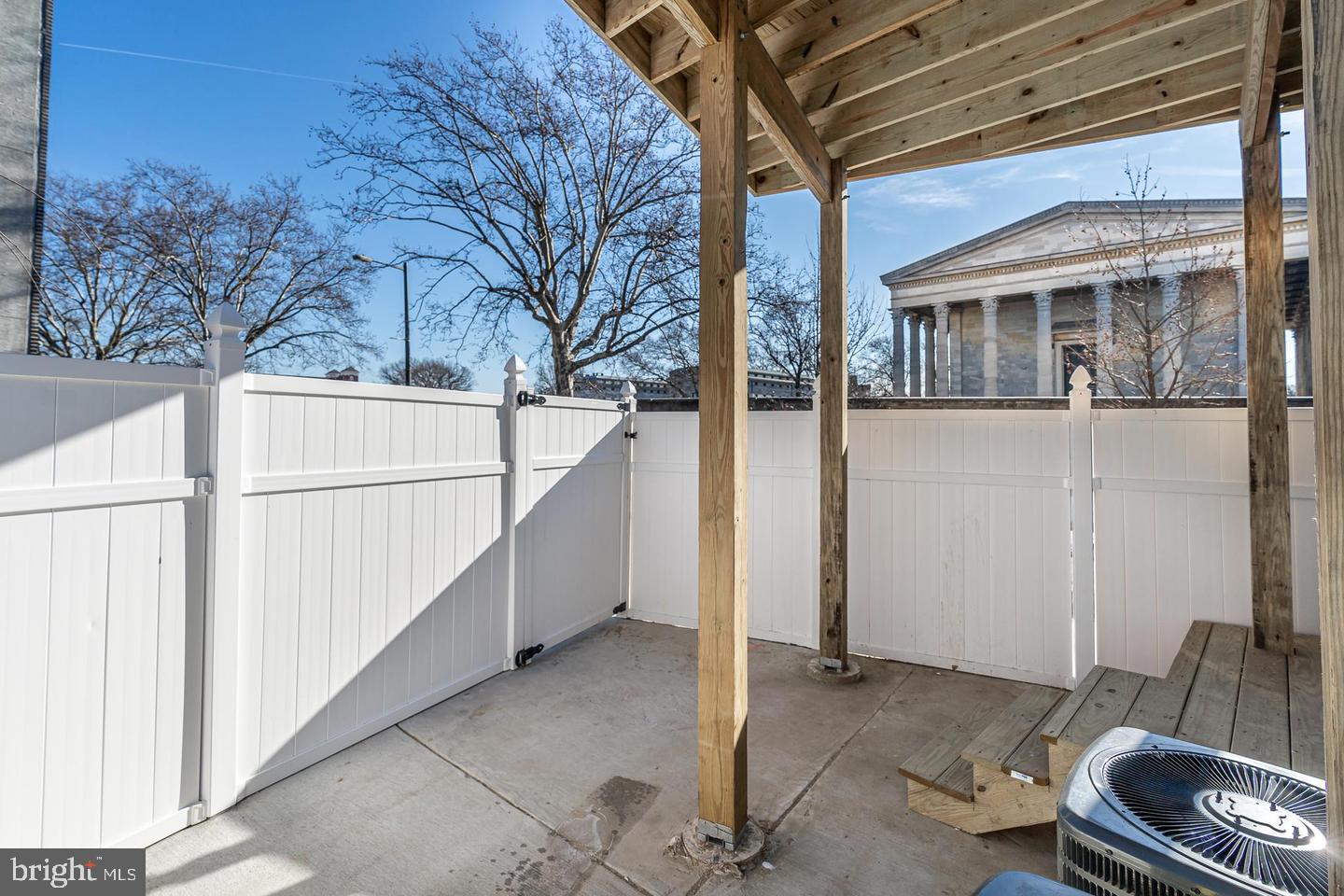 2045 N College Ave #a Property Photo 10
