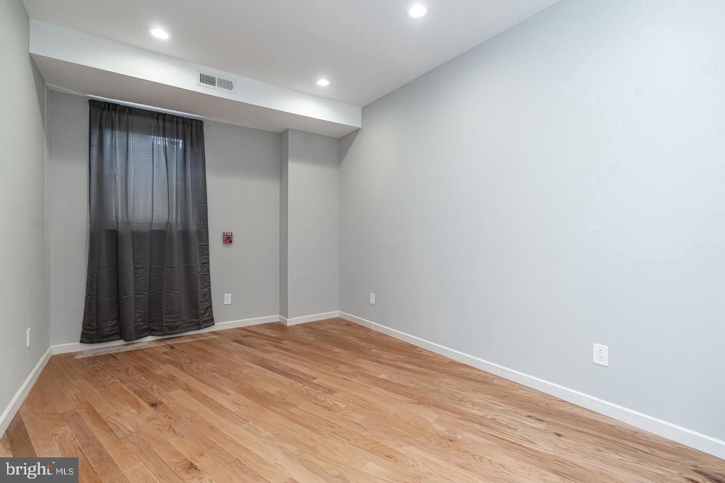 2045 N College Ave #a Property Photo 12