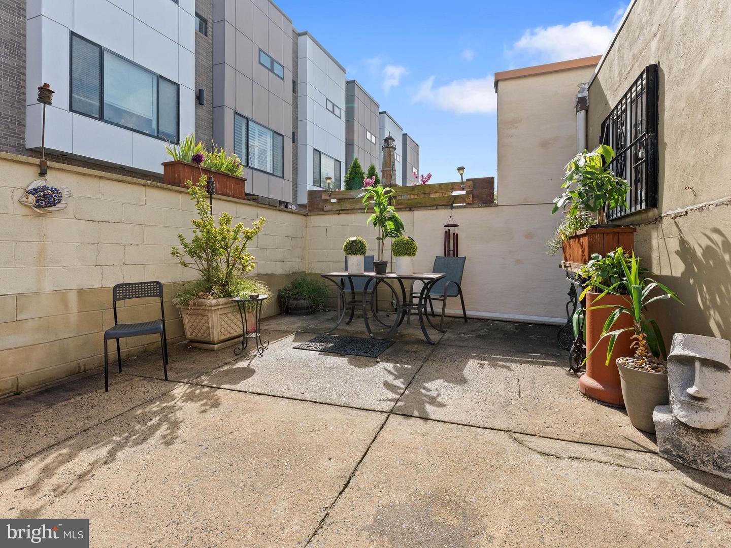 314 E Wildey St Property Photo 4