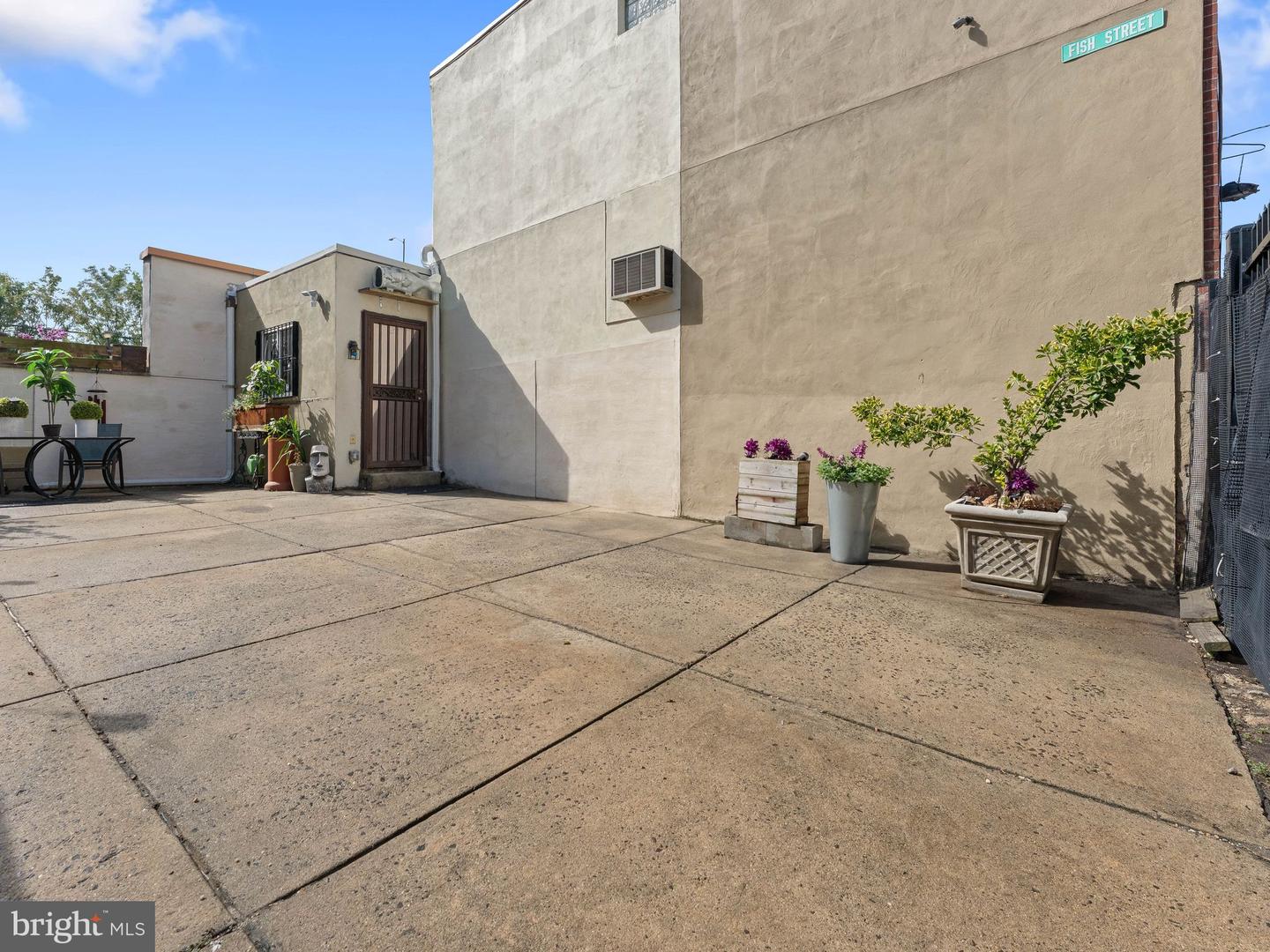 314 E Wildey St Property Photo 5