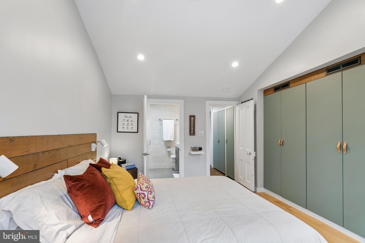2424 Waverly St Property Photo 12