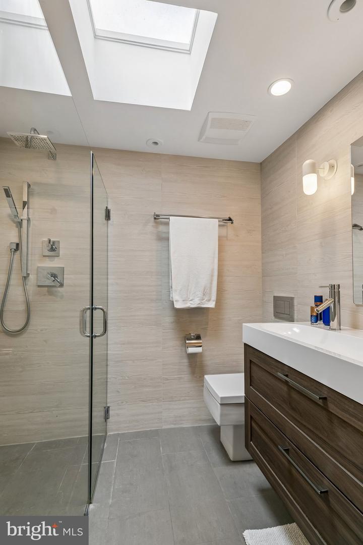 2424 Waverly St Property Photo 13