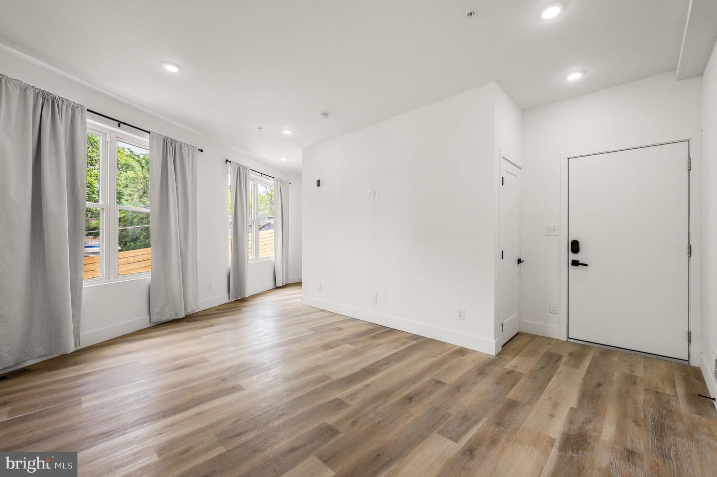 4921 Chester Ave #101 Property Photo 4