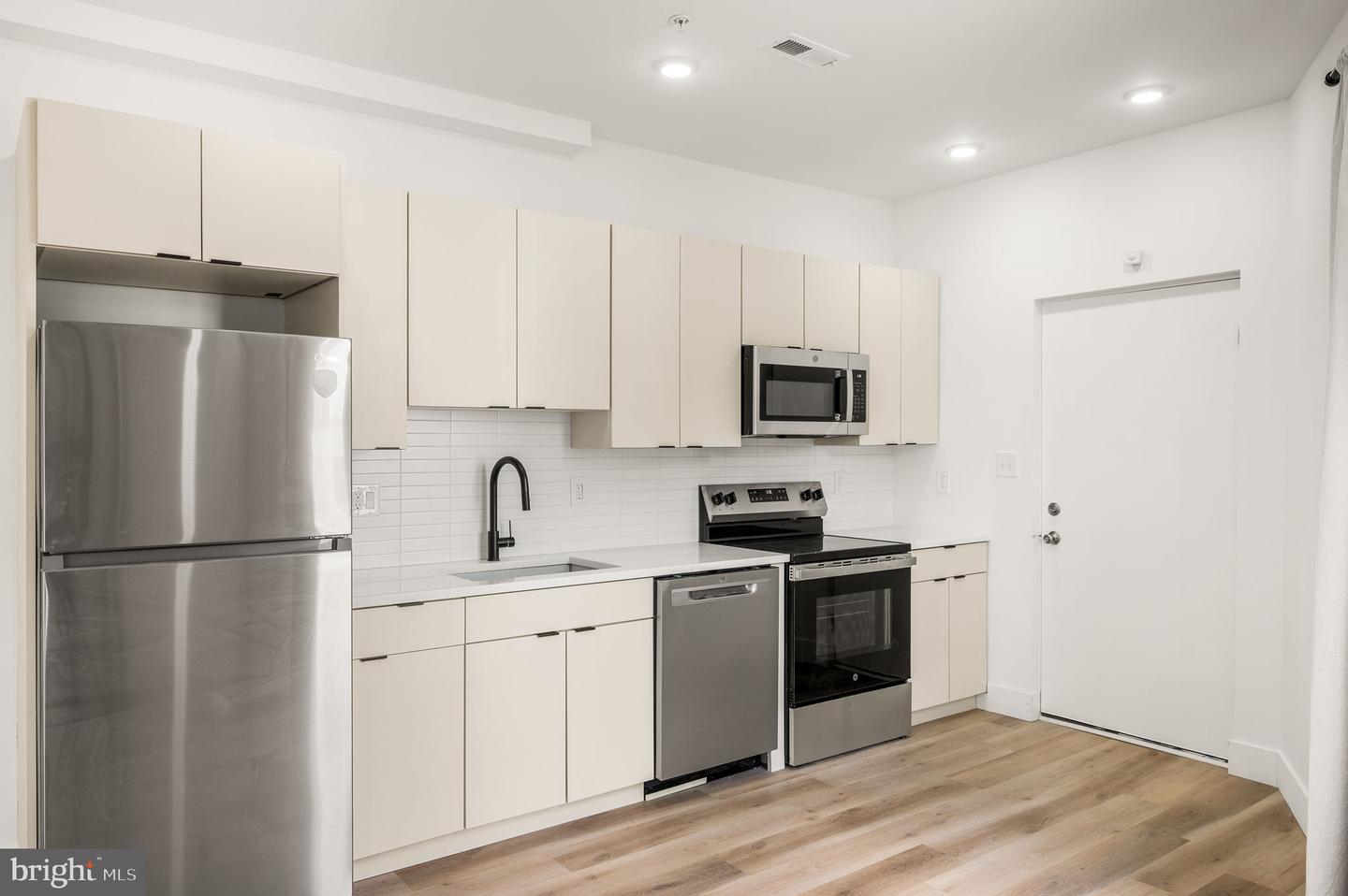 4921 Chester Ave #101 Property Photo 6