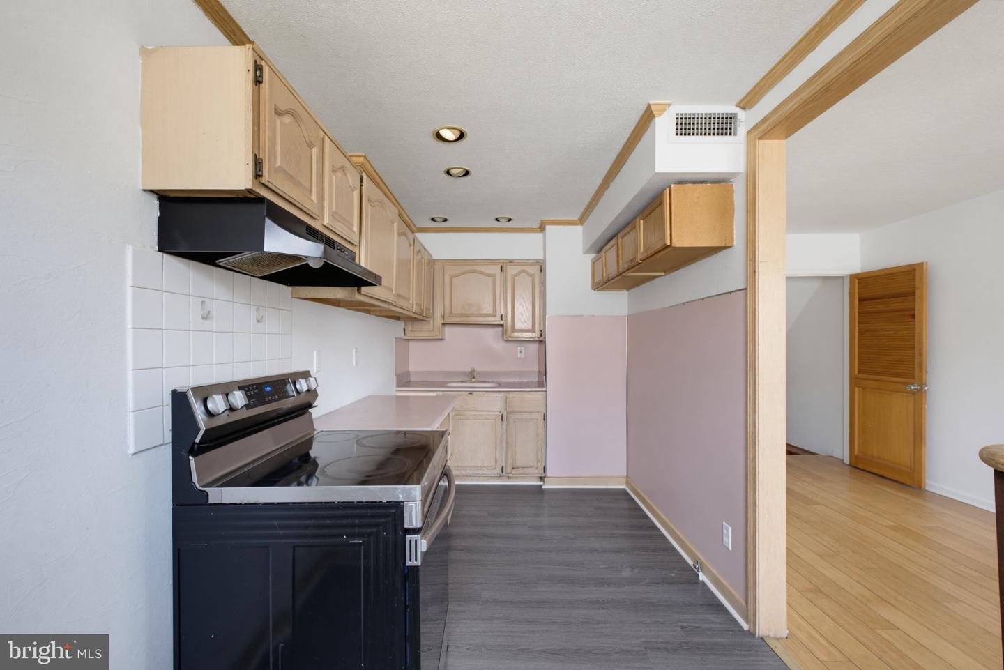 6714 Gillespie St Property Photo 8