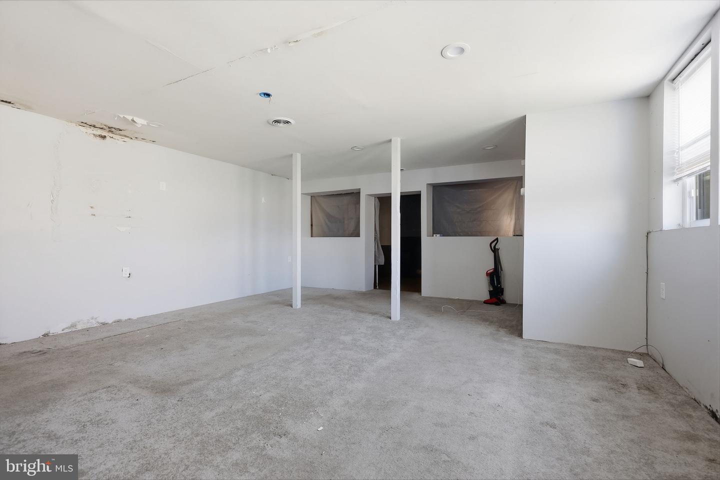 5602-08 Devon St Property Photo 5