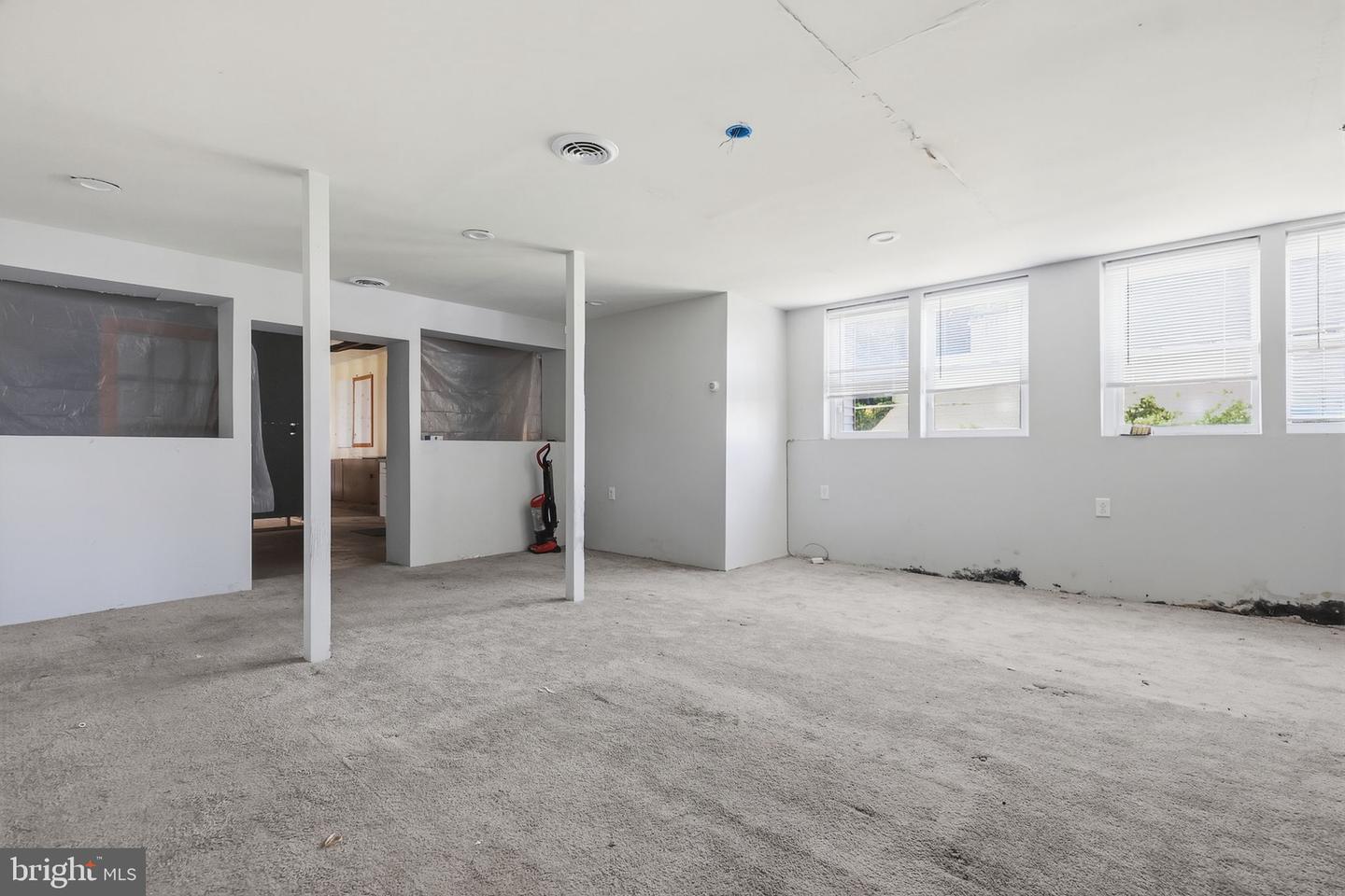 5602-08 Devon St Property Photo 6