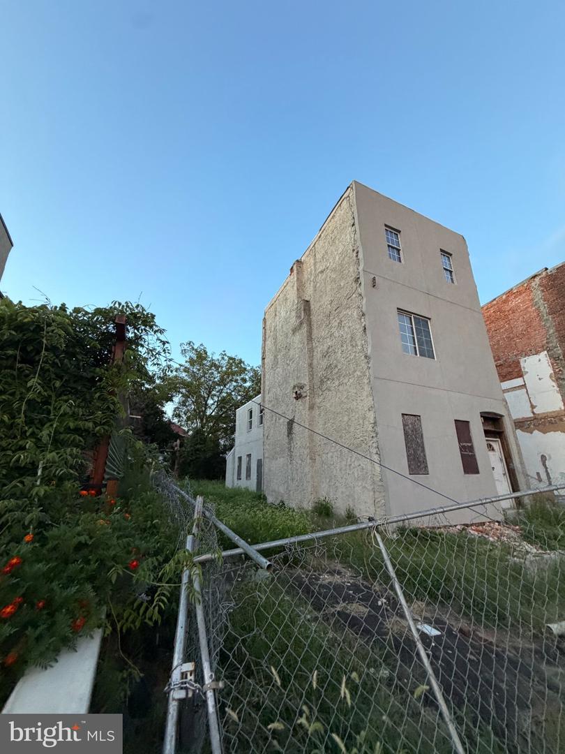 4039-4041 GIRARD AVE Property Photo 1