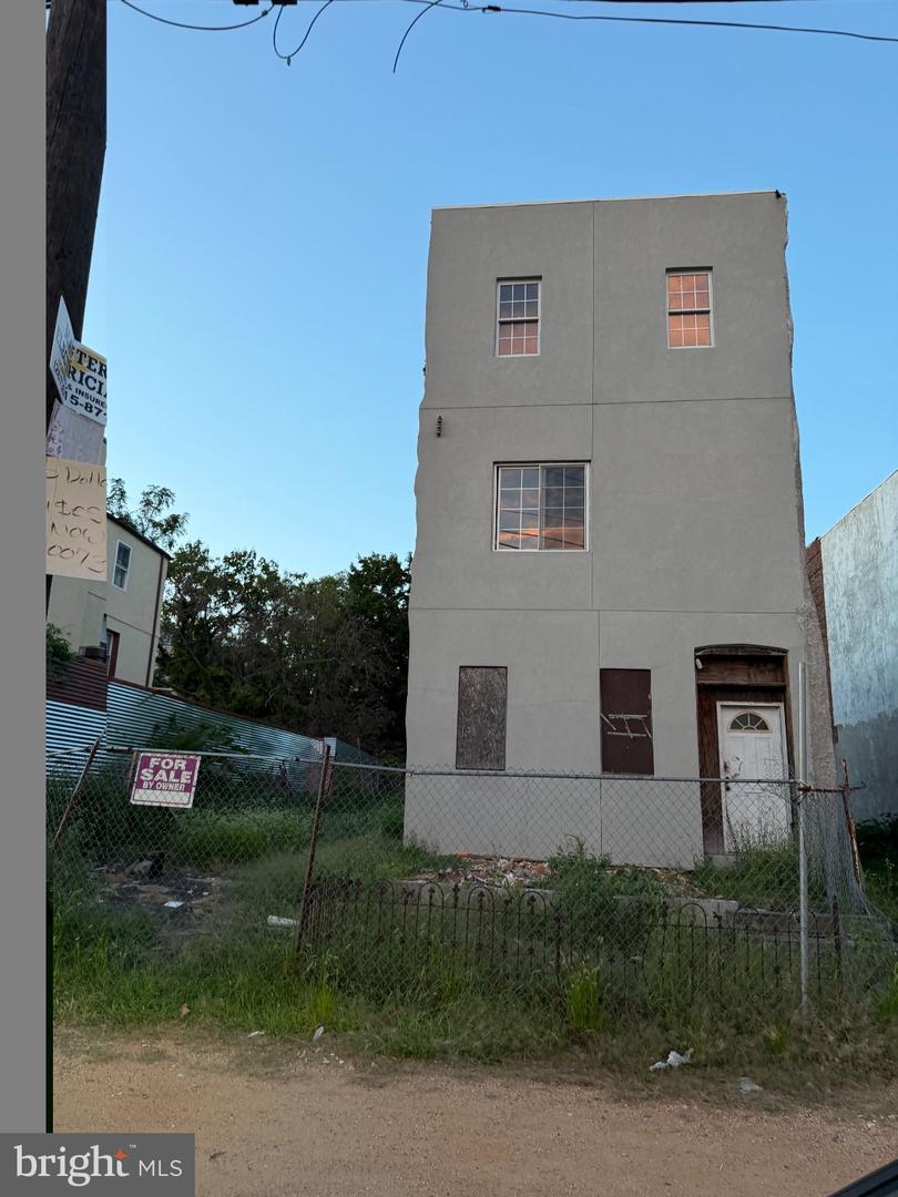 4039-4041 Girard Ave Property Photo 4