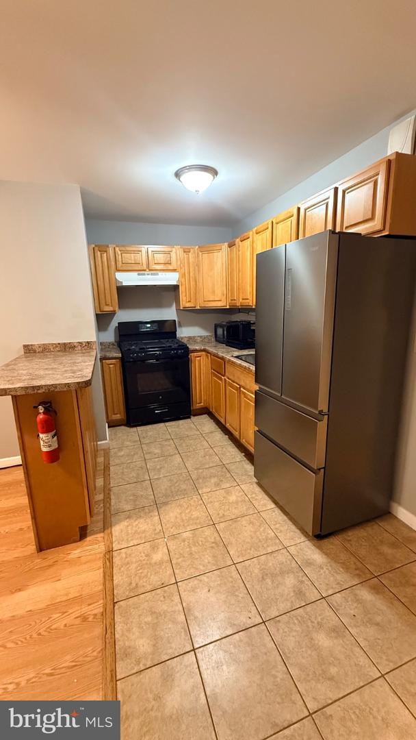 5449 Pine St #b Property Photo 8