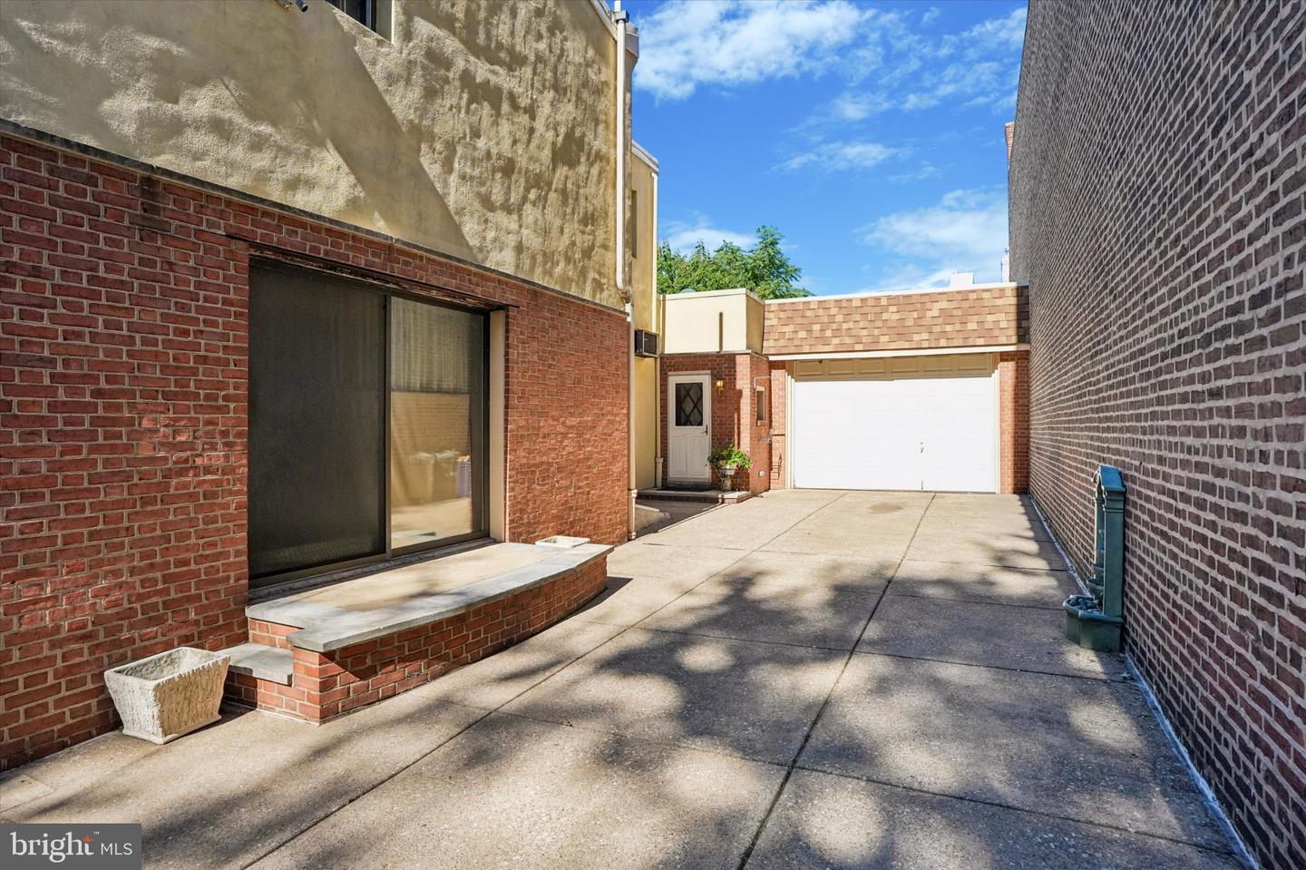 2341-43 E Dauphin St Property Photo 6