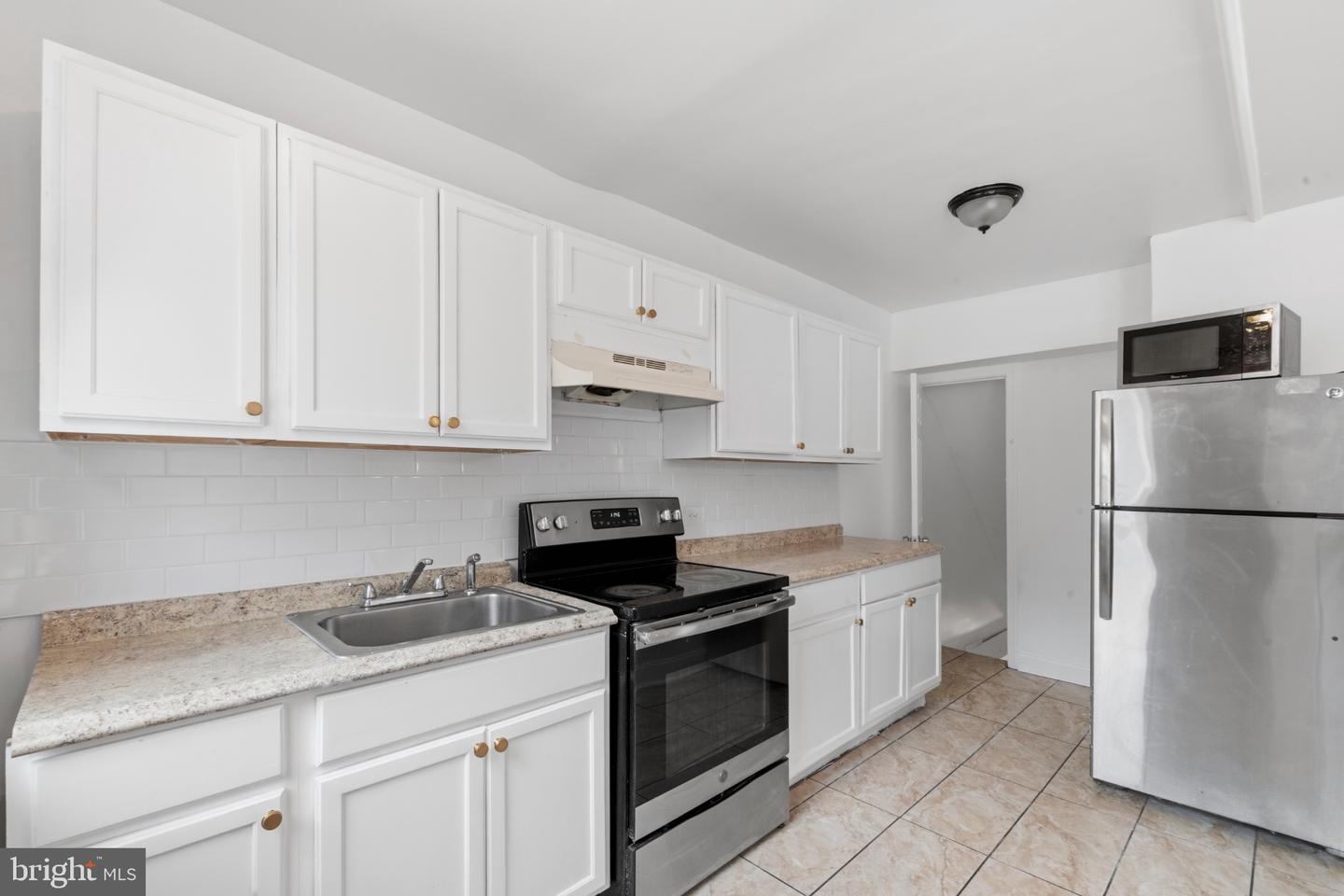 559 E Comly St Property Photo 4