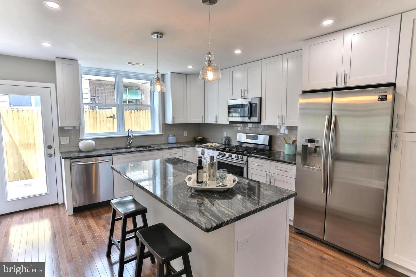 1039 Tree St Property Photo 1