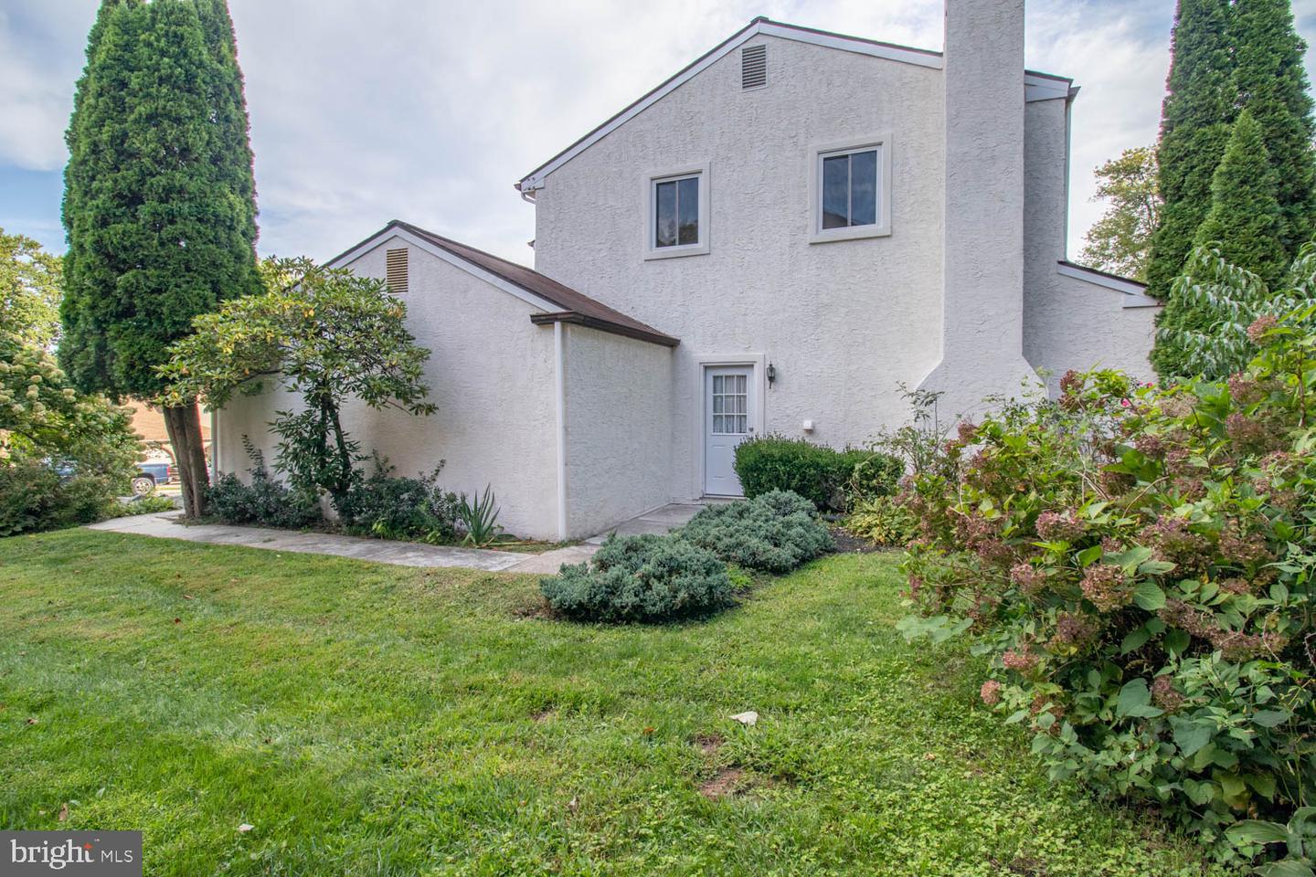 937 Caledonia St Property Photo 33