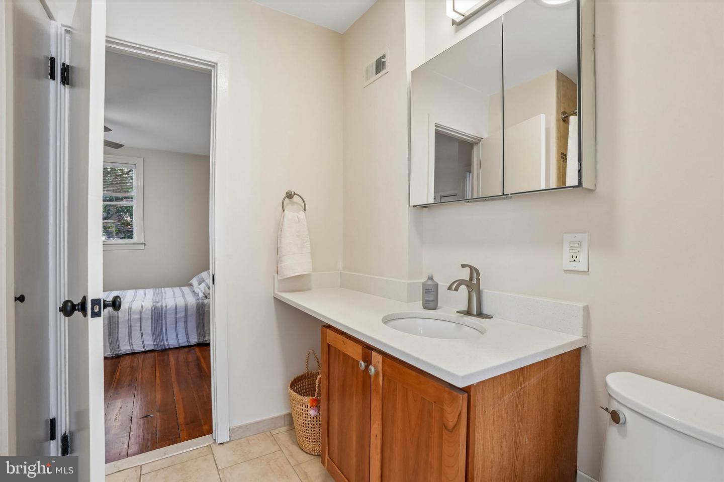 2045 Waverly St Property Photo 16