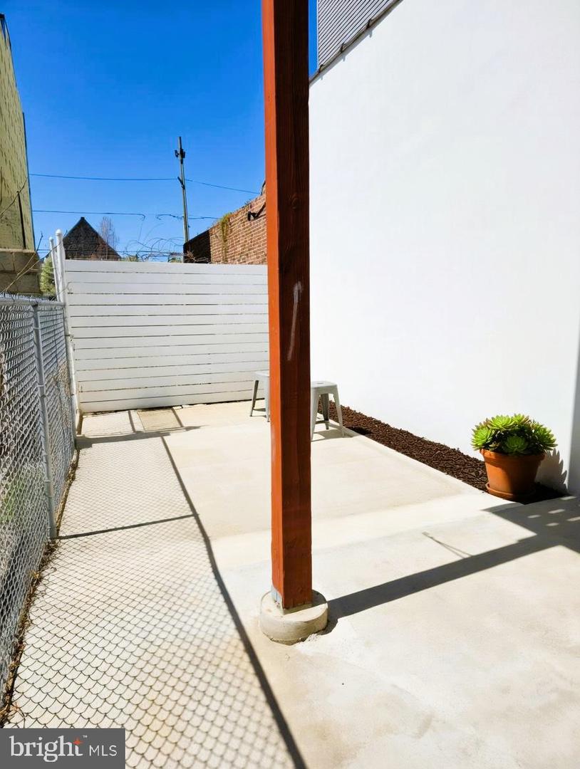 1558 N Randolph St Property Photo 10