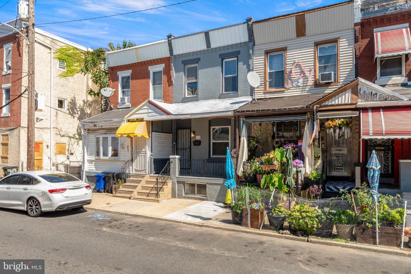 255 N Hobart St Property Photo 2