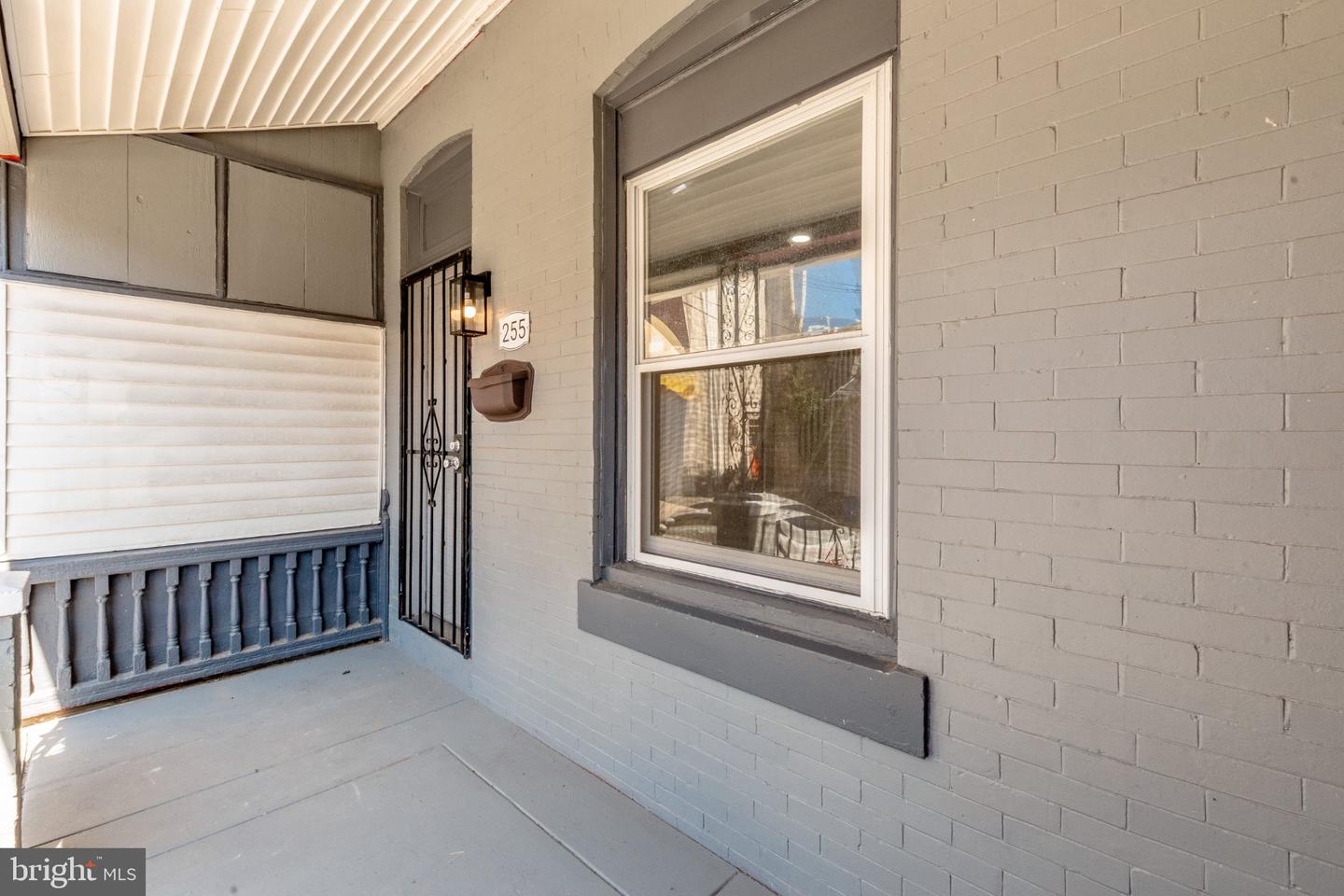 255 N Hobart St Property Photo 3
