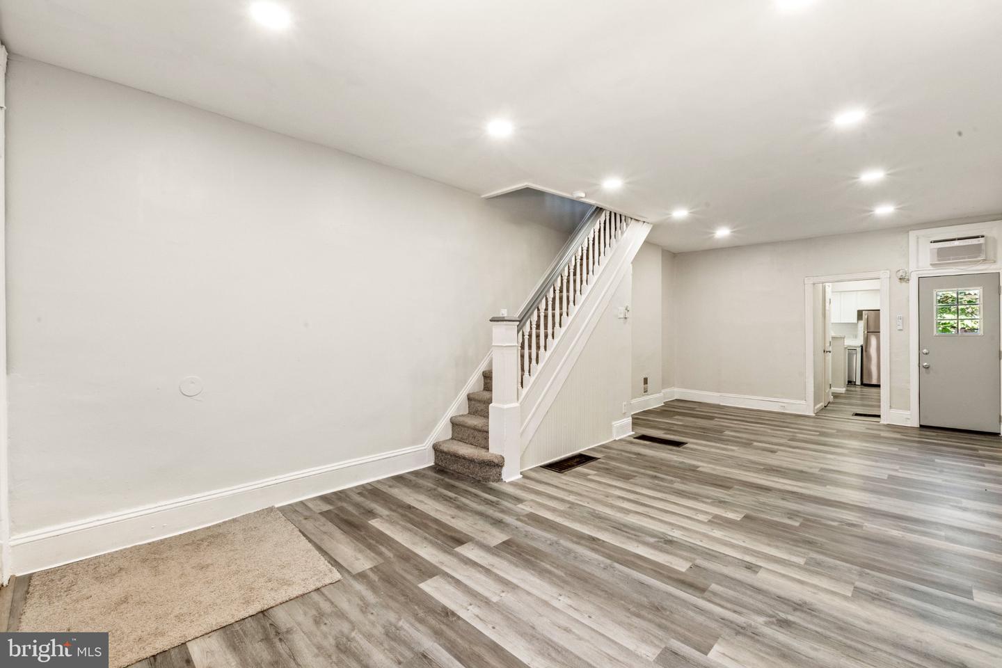 255 N Hobart St Property Photo 6