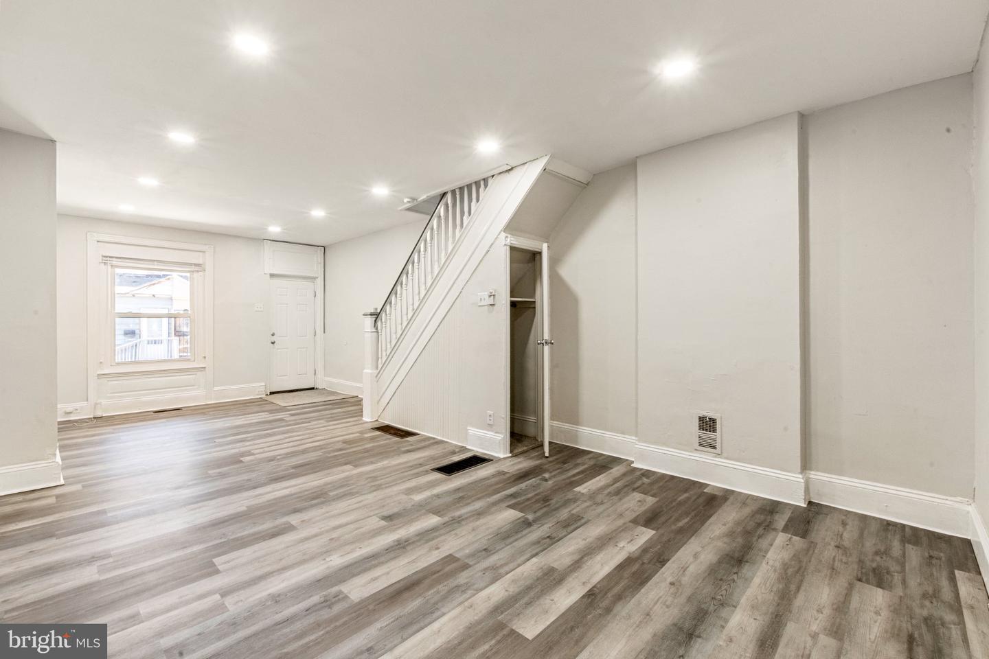 255 N Hobart St Property Photo 7
