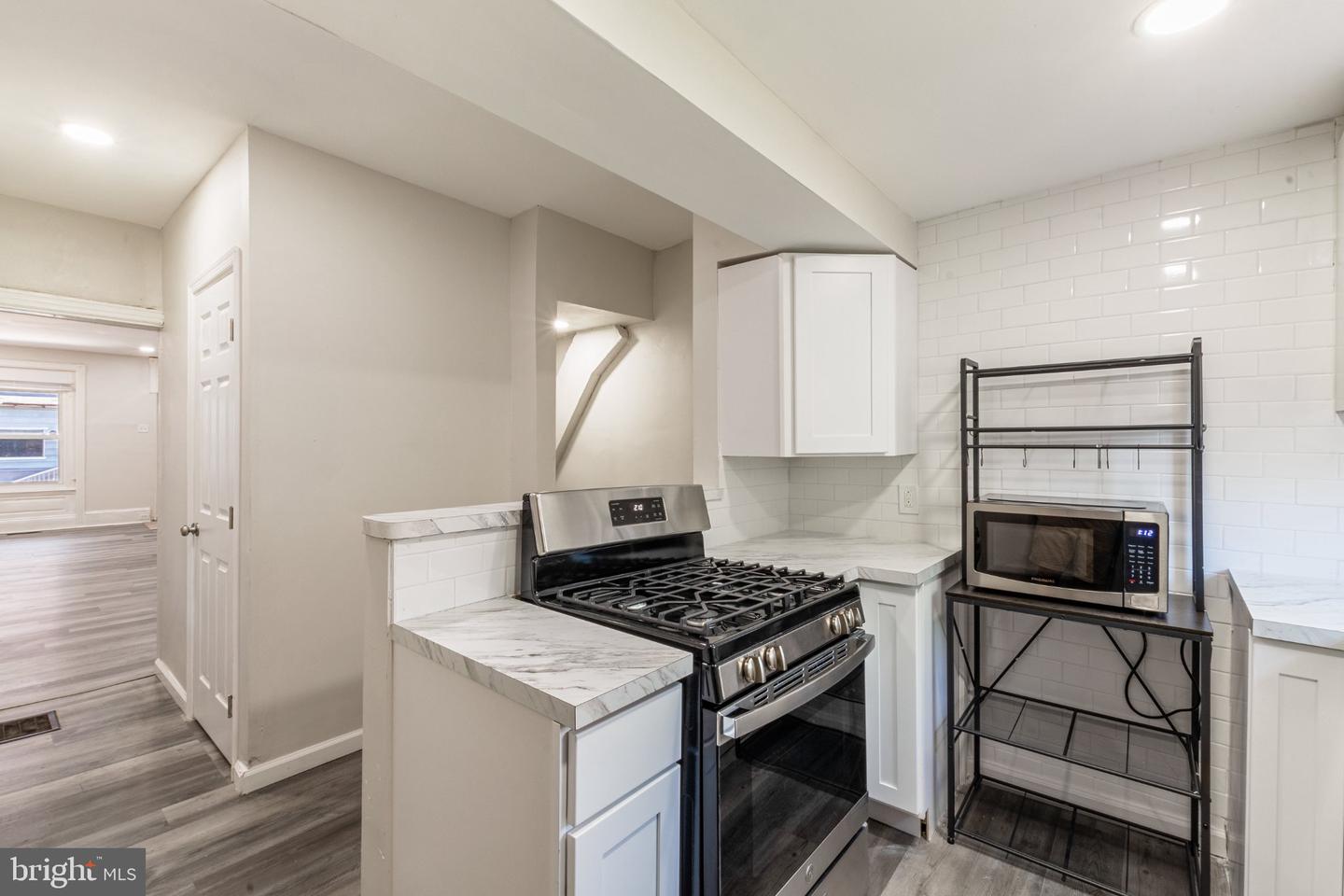 255 N Hobart St Property Photo 13