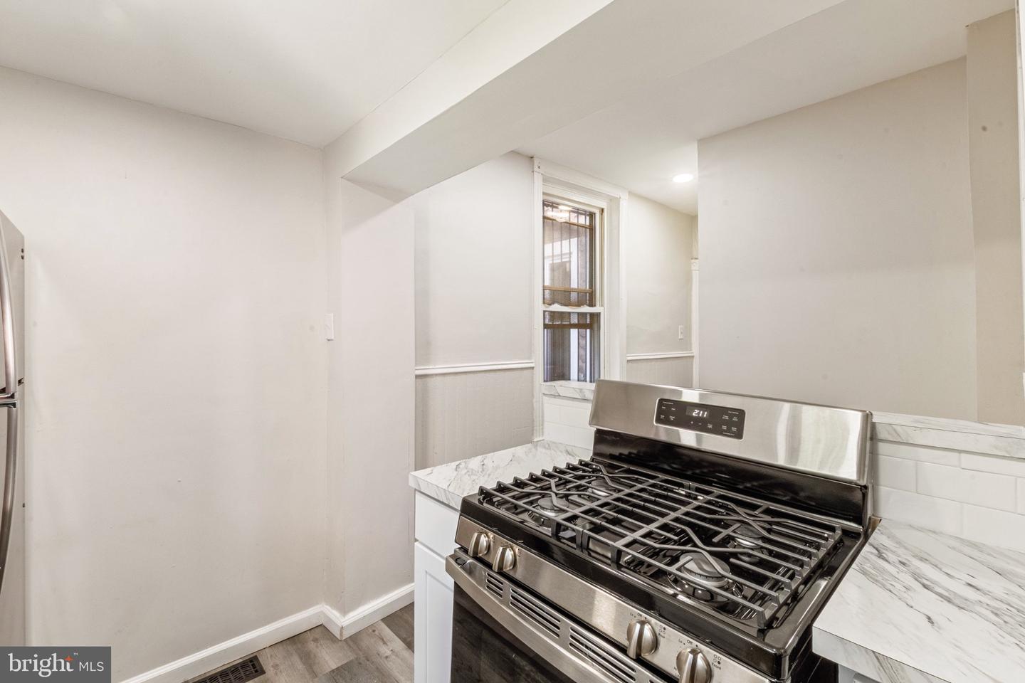 255 N Hobart St Property Photo 14