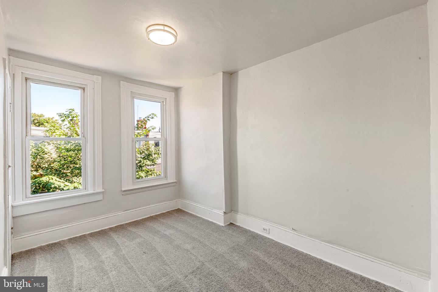 255 N Hobart St Property Photo 23